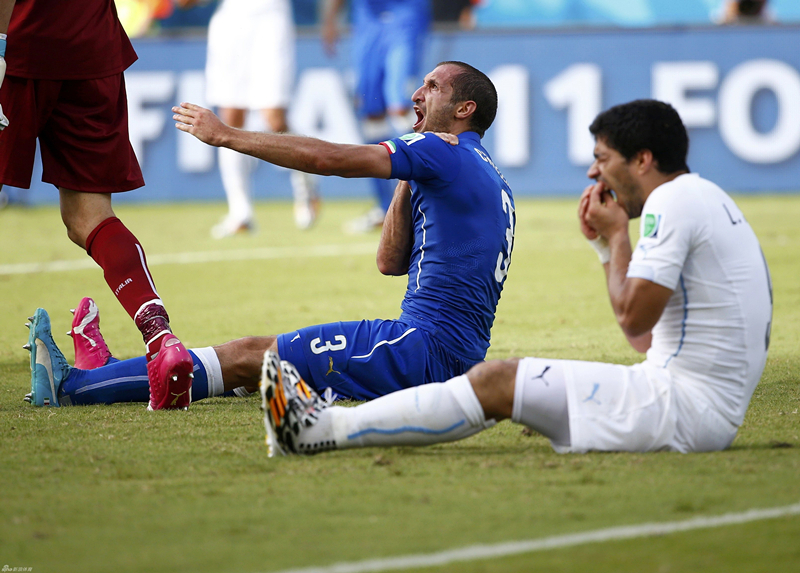 Luis Suárez vuelve a morder a un rival: esta vez su víctima fue el italiano Chiellini