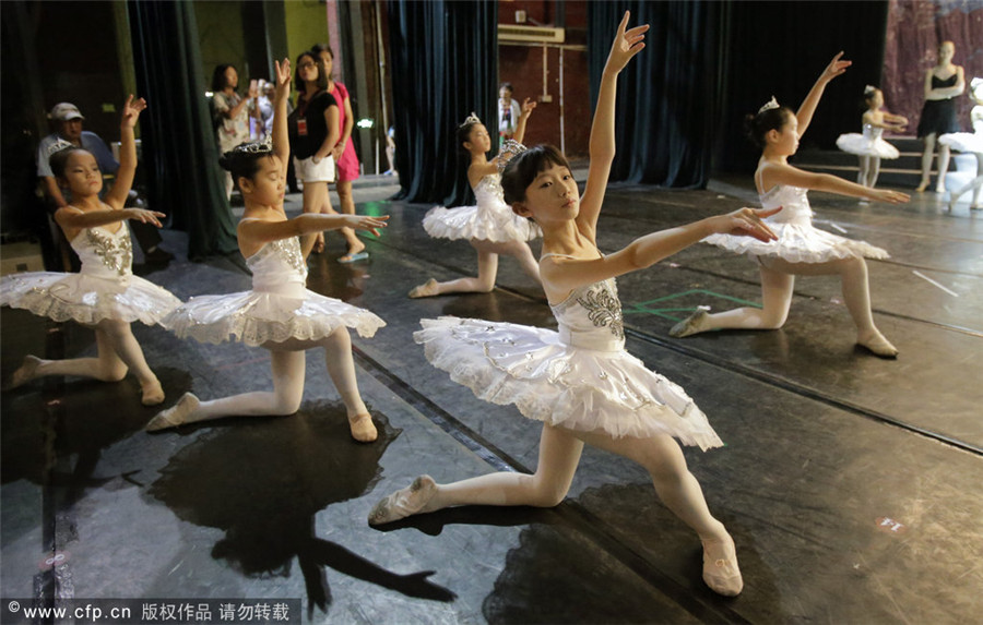 Los ni?os practican antes de llegar al escenario. Wuhan. Hubei. [Foto/PPC] 