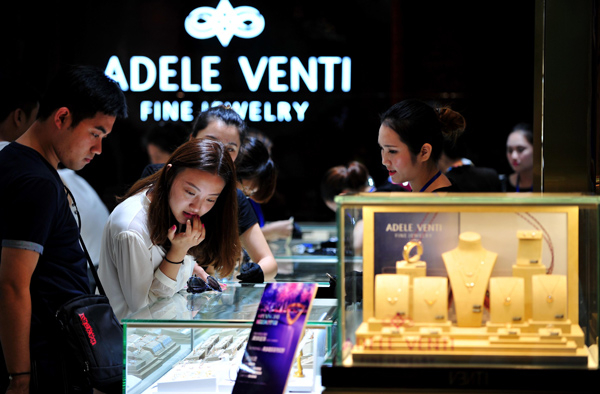Los clientes compran en el centro de compras libres de impuestos en Bay International Shopping Haitang, en Hainan, China.