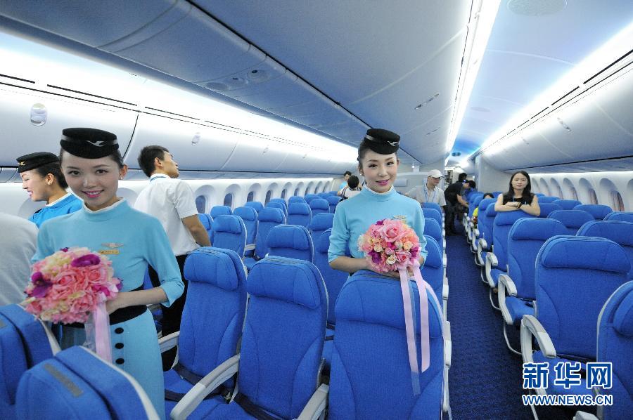 Azafatas lucen sus nuevos uniformes. Con la llegada de su primer Boeing 787, Xiamen Airlines se ha convertido en la tercera línea aérea china que opera un Boeing 787.