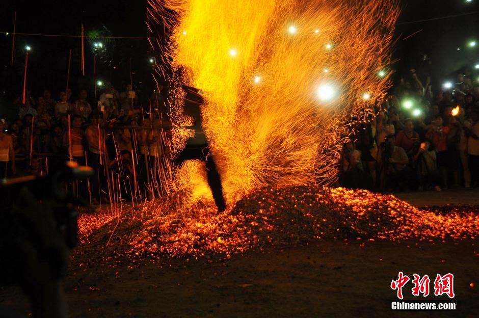 Tradición de 'andar sobre el fuego' en Zhejiang