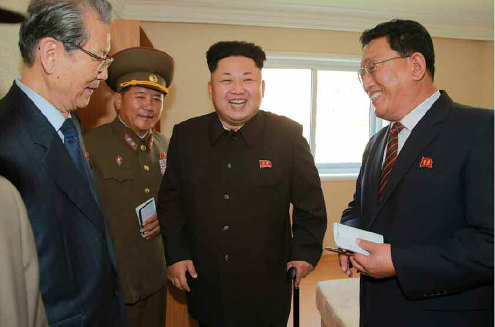 Foto oficial muestra a Kim Jong Un caminando con bastón