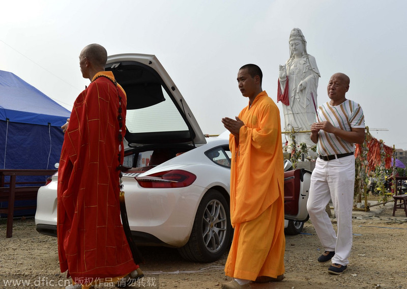 Monjes bendicen nuevos Porsche