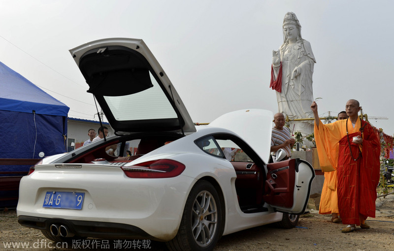 Monjes bendicen nuevos Porsche