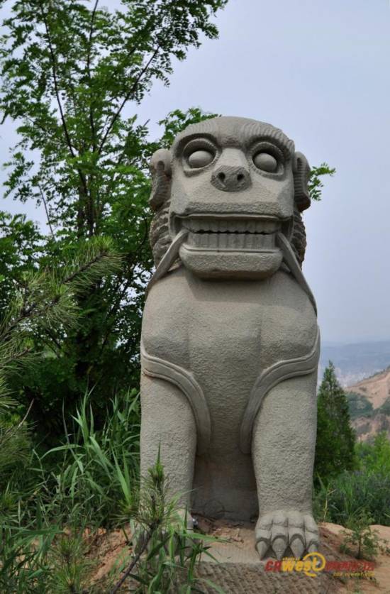 Un león de piedra en el condado de Suide [Foto por "Da Shu" / Cnwest]