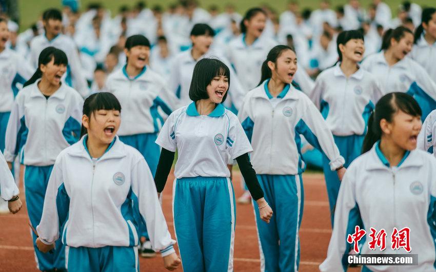 Estudiantes de primer a?o especializados en ense?anza preescolar llevan a cabo un entrenamiento militar obligatorio en una escuela de Huizhou, provincia de Guangdong, el 27 de marzo de 2015. 