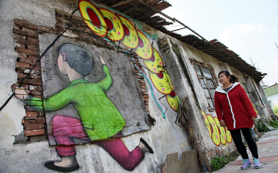 Pintura de Julien Seth Malland en una pared en una aldea del pueblo Fengjing en el distrito Jinshan de Shanghai. [Foto/Xinhua] 