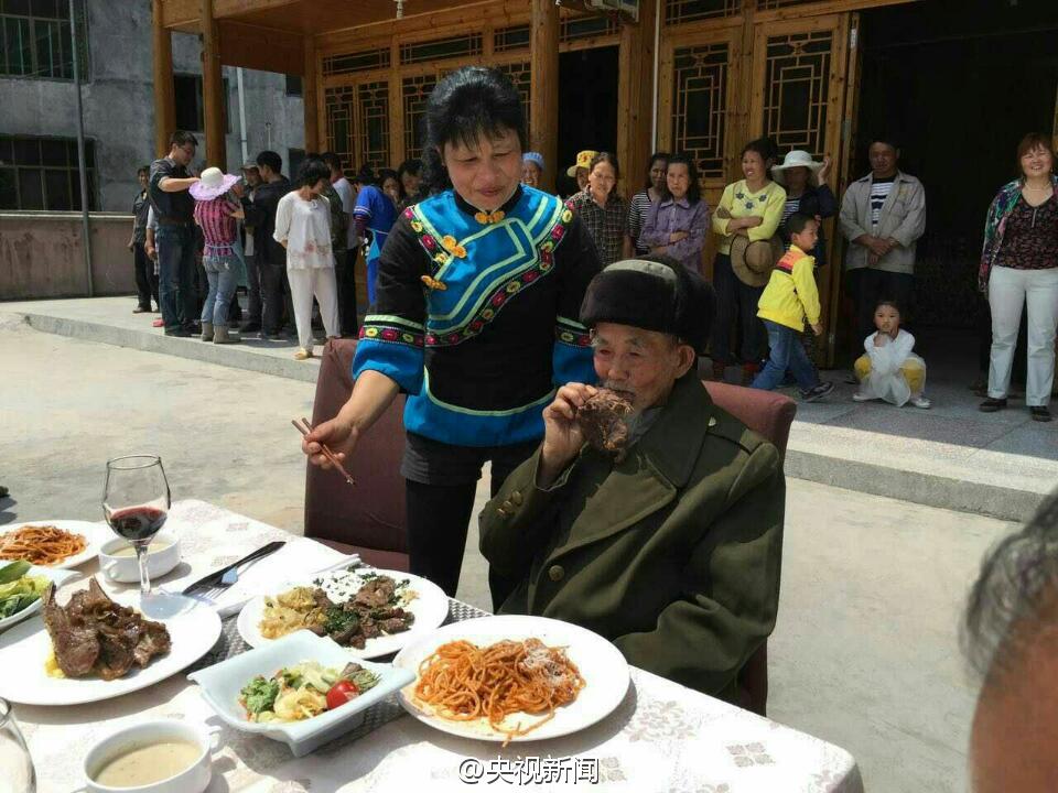 Un anciano de 92 a?os disfruta de una cena italiana pedida por internet
