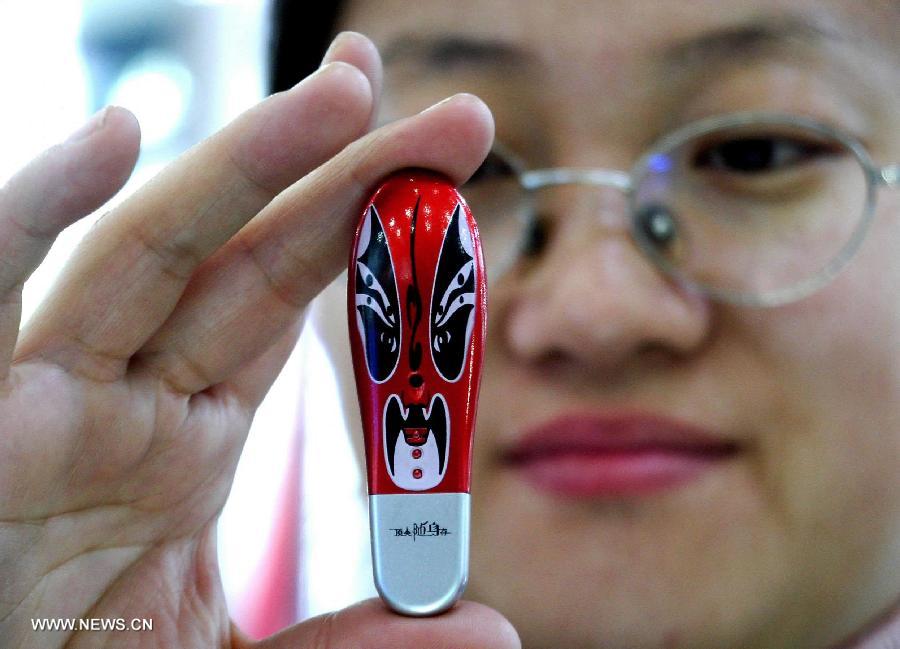 Una memoria decorada con una máscara de la ópera de Pekín. Changchun, capital de la provincia de Jilin. En China, las máscaras de la ópera de Pekín se han ido convirtiendo en una nueva moda. (Foto: Fan Jiashan)