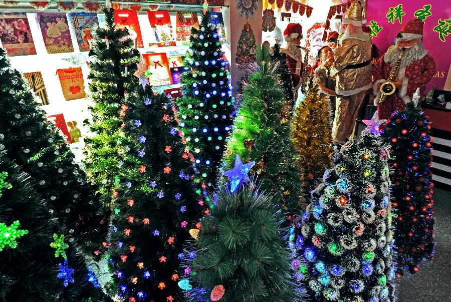 Comienza la temporada alta de venta de artículos navide?os en Yiwu