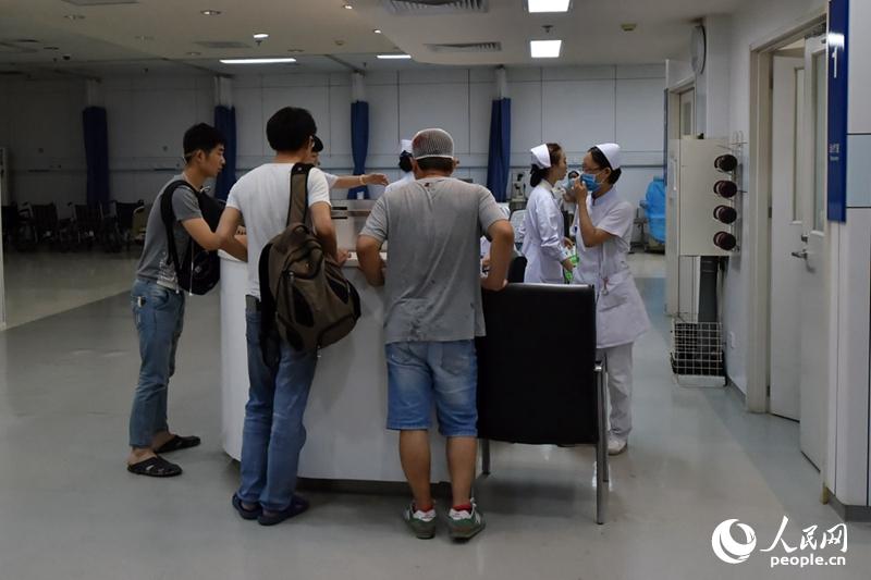 Voluntarios permanecen en la entrada del Hospital Teda