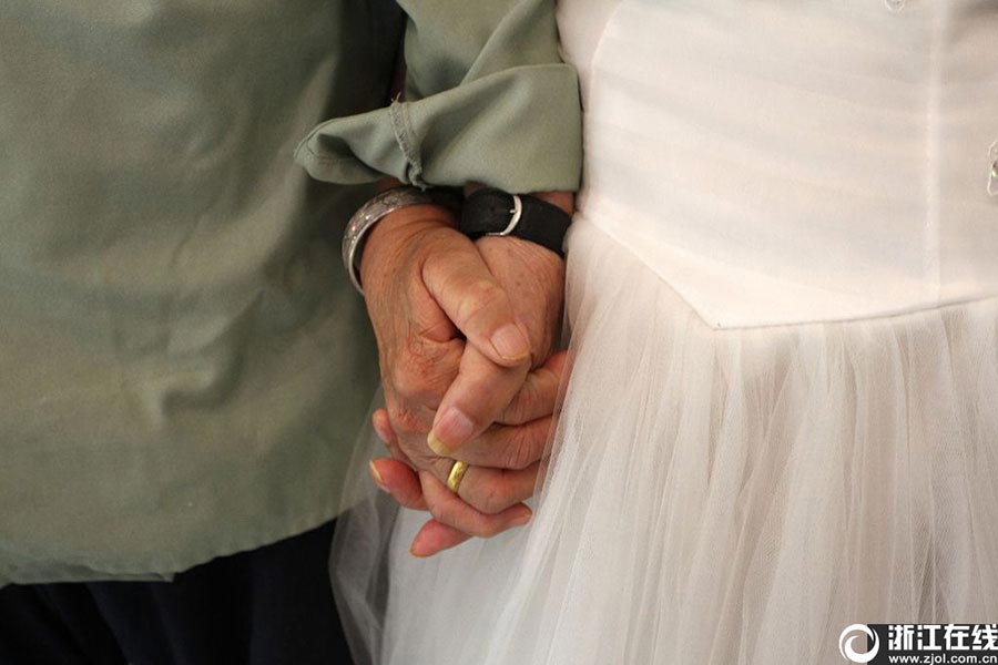 Veteranos hacen su sue?o realidad con las fotos de boda