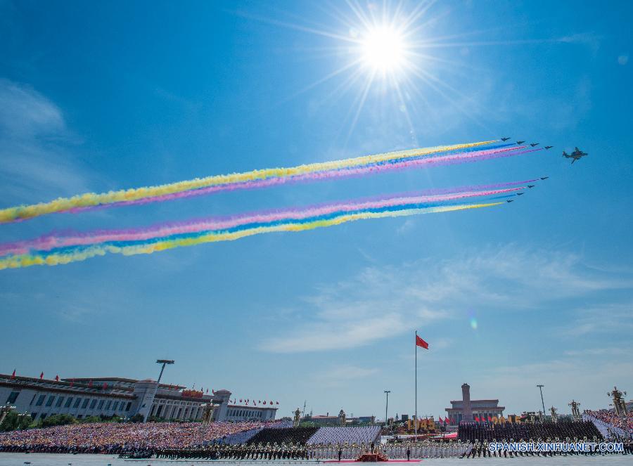Aviónes en desfile de Día de la Victoria