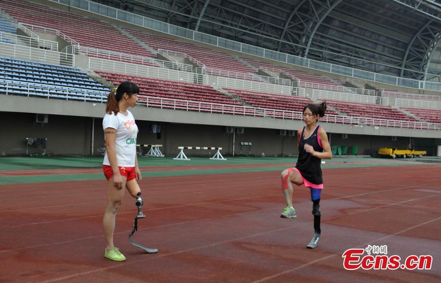Atletas chinas con prótesis luchan por la medalla