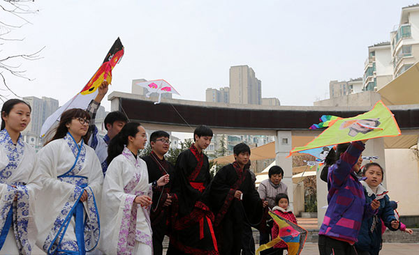 Estudiantes dan la bienvenida a la primavera colocando huevos de pie
