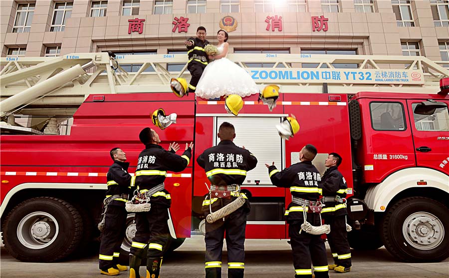 Celebran una boda inolvidable en una estación de bomberos de Xi′an