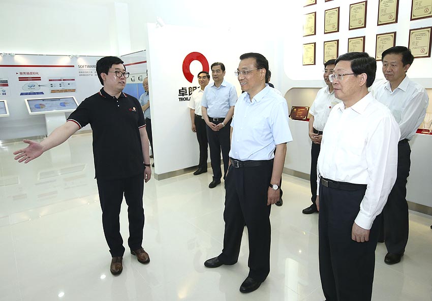 El primer ministro de China, Li Keqiang, subrayó hoy la reforma e innovación para elevar el crecimiento, durante su visita a empresas en la ciudad costera de Tianjin, en el norte del país, al margen del Foro Davos de Verano.(Xinhua/Pang Xinglei)
