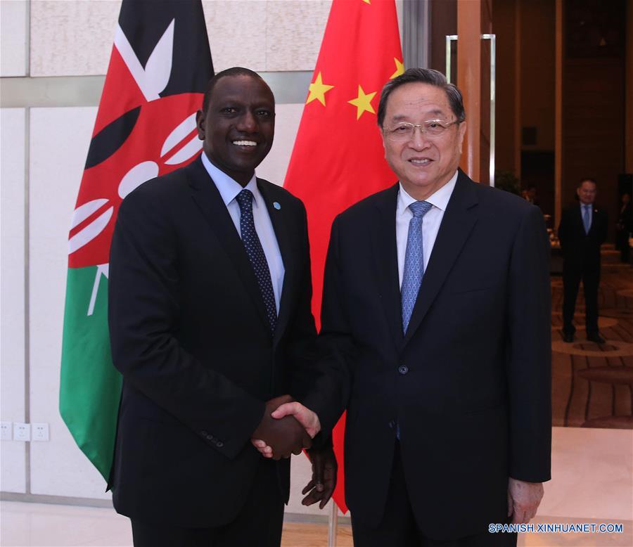 Yu Zhengsheng, presidente del Comité Nacional de la Conferencia Consultiva Política del Pueblo Chino (CCPPCh), se reúne con el vicepresidente de Kenia, William Ruto en Guiyang, capital del suroeste Provincia china de Guizhou, 8 de julio de 2016. (Xinhua / Liu Weibing)