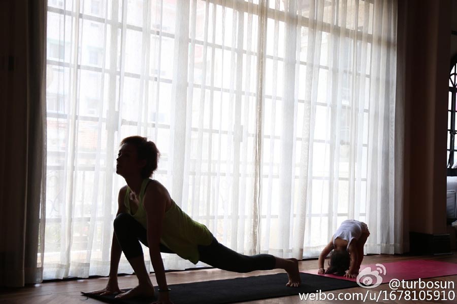 Fotos de actriz practicando yoga con su hija se convierten en fenómeno viral