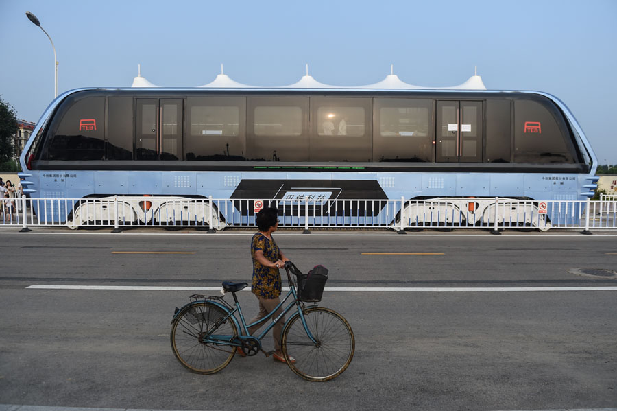 Autobús de tránsito elevado de fabricación china es probado en norte del país