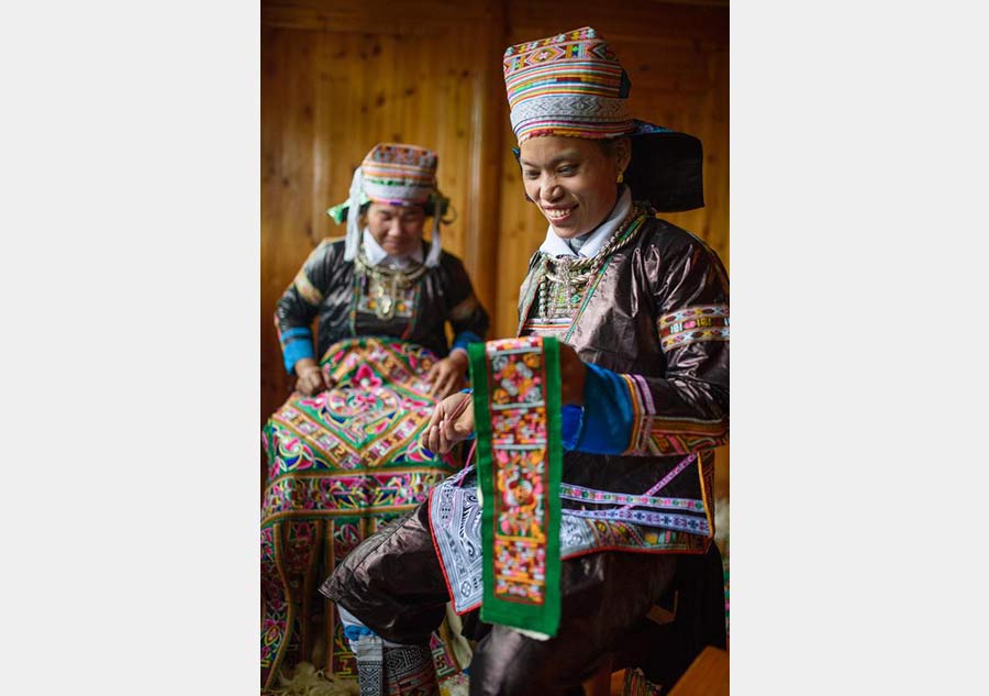 Traje de los cien pájaros de la etnia Miao