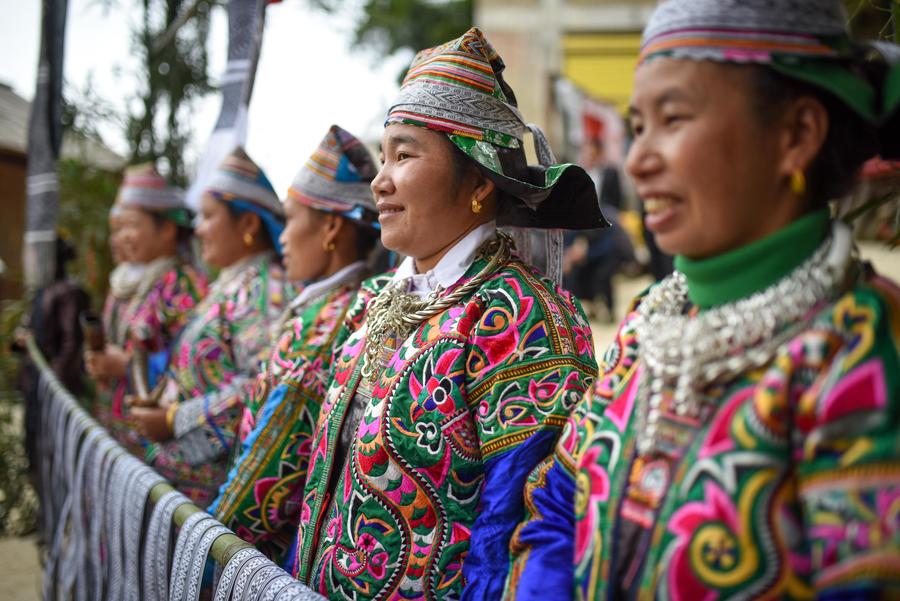Traje de los cien pájaros de la etnia Miao