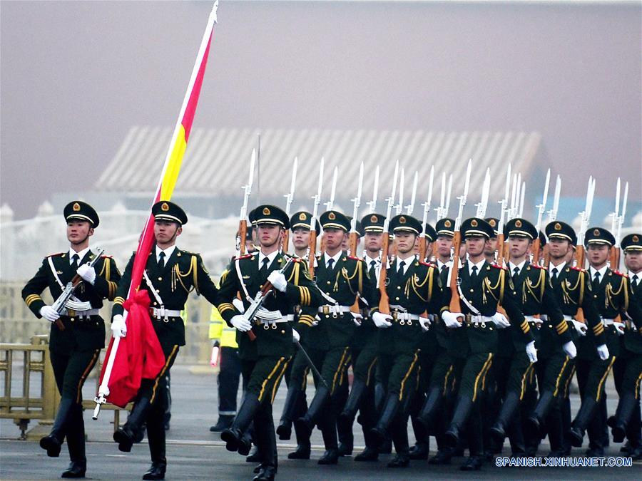 La ceremonia de izamiento de la bandera nacional se lleva a cabo en la Plaza Tian'anmen en Beijing, capital de China, el 1 de enero de 2017. Más de 26,000 personas acudieron a la ceremonia para darle la bienvenida al A?o Nuevo. (Xinhua/Zhang Chenlin)