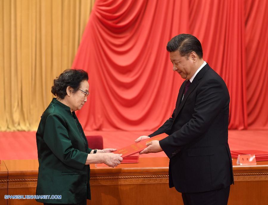 Físico y farmacóloga ganan máximo premio científico de China
