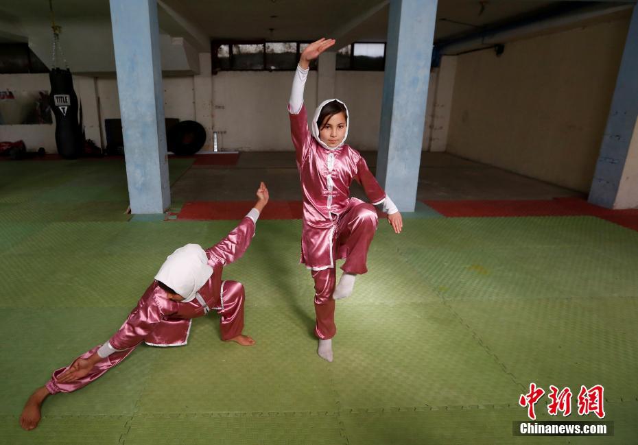 Varias chicas afganas crean un grupo de artes marciales