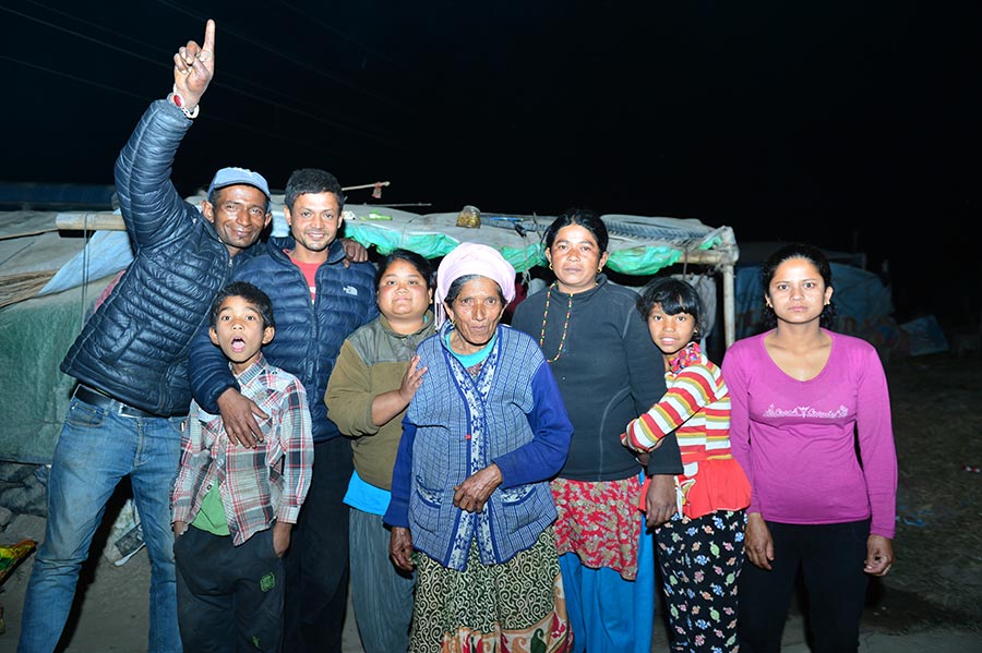 Estudiante chino fotografía a las familias de Nepal afectadas por el terremoto