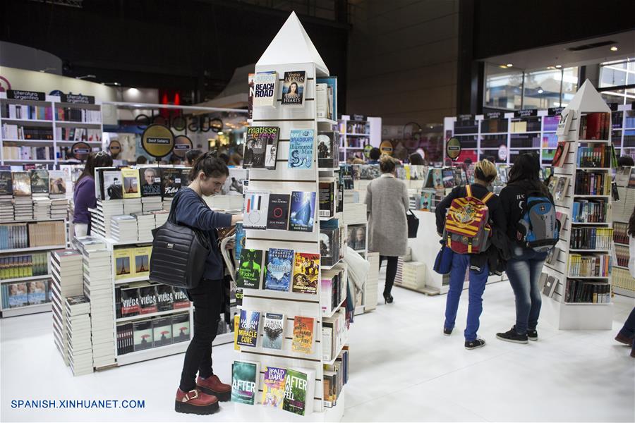 BUENOS AIRES, abril 27, 2017 (Xinhua) -- Personas visitan la 43 Feria Internacional del Libro de Buenos Aires, en Buenos Aires, Argentina, el 27 de abril de 2017. De acuerdo con información de la prensa local, con tres semanas de duración, la Feria Internacional del Libro de Buenos Aires espera recibir a más de un millón de lectores y a más de 10,000 profesionales del libro. (Xinhua/Martín Zabala)