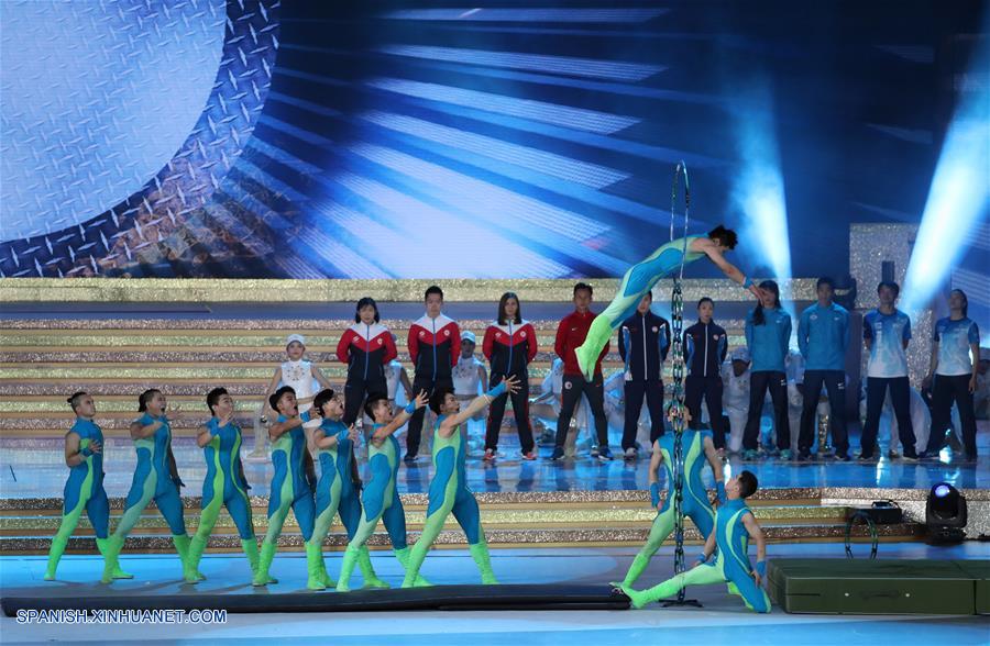 Intérpretes de la Compa?ía Nacional Acrobática de China actúan durante una gala de noche llevada a cabo en celebración del 20 aniversario del retorno de Hong Kong a la patria, en Hong Kong, en el sur de China, el 30 de junio de 2017. (Xinhua/Wang Ye)