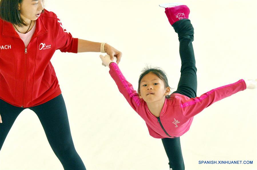  GUANGXI, julio 21, 2017 (Xinhua) -- Una ni?a aprende a patinar en el interior de una arena de hielo en Nanning, capital de la Región Autónoma Zhuang de Guangxi, en el sur de China, el 20 de julio de 2017. Las personas encuentran varias maneras para refrescarse en medio del clima caluroso a través del país. (Xinhua/Xu Dong)