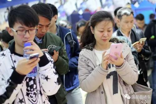 Los chinos gastan en medios sociales el tiempo necesario para construir 109 pirámides