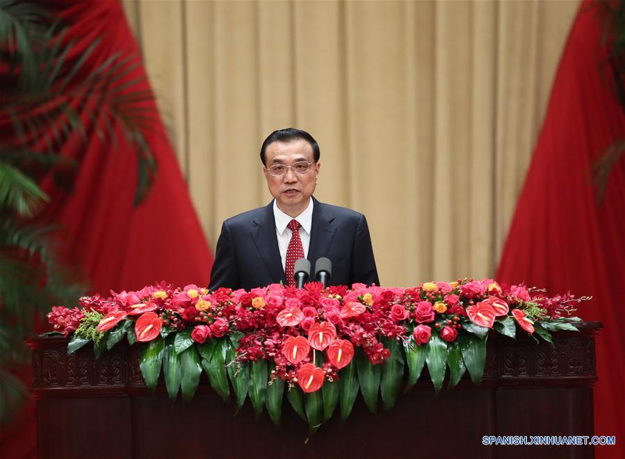 China se abrirá más y compartirá oportunidades de desarrollo, afirma premier