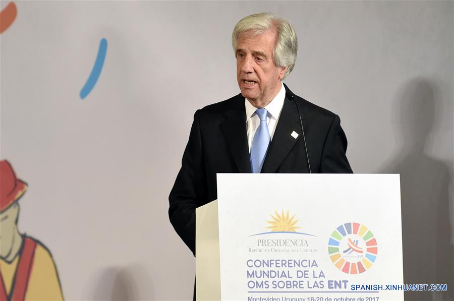 El presidente de Uruguay, Tabaré Vázquez, pronuncia un discurso durante la ceremonia de inauguración de la Conferencia Mundial sobre Enfermedades No Transmisibles (ENT) de la Organización Mundial de la Salud (OMS), en el edificio del Mercado Común del Sur (Mercosur) en Montevideo, capital de Uruguay, el 18 de octubre de 2017. El presidente de Uruguay, Tabaré Vázquez, inauguró el miércoles la Conferencia Mundial sobre Enfermedades No Transmisibles (ENT) de la Organización Mundial de la Salud (OMS), con un llamado a fortalecer la alianza política y la prevención. (Xinhua/Nicolás Celaya)