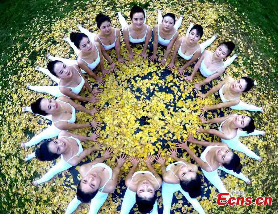 Practicantes de yoga se fusionan con el oto?o chino