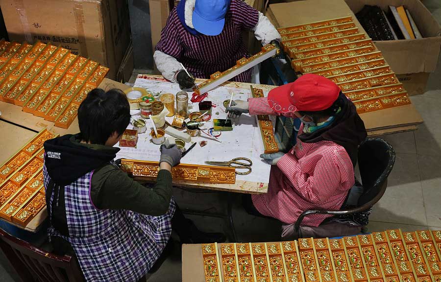 Lugare?os construyen decoraciones tibetanas para el hogar en la aldea Yanggang del poblado Jiuhua, en Rugao, provincia de Jiangsu, 20 de noviembre del 2017. [Foto: VCG]