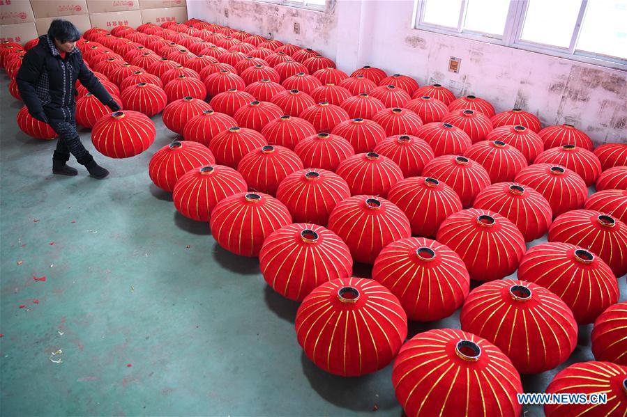 Residentes de Anhui fabrican farolillos rojos para el A?o Nuevo Chino
