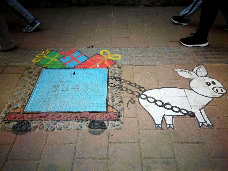 Coloridos murales urbanos embellecen la avenida Daxue Qingdao. [Foto: Xu Chongde]