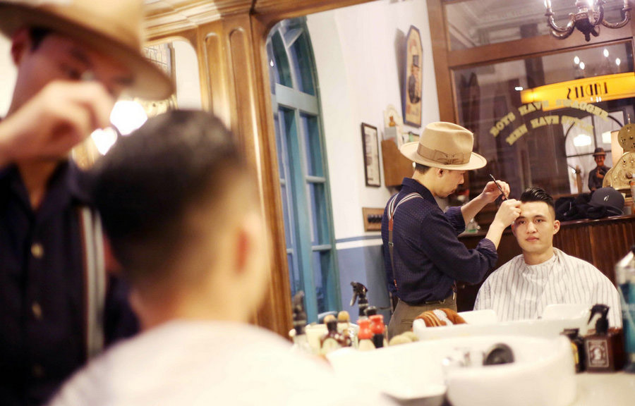 En “La barbería”, Henry realiza un peinado de anta?o, Shanghai, 5 de abril del 2018. (Foto: IC)