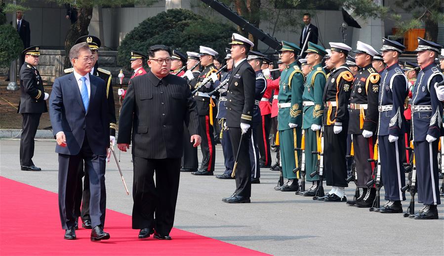 Presidente surcoreano recibe a máximo líder de RPDC después de que Kim cruzara la frontera a pie