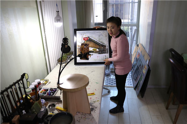 Huang Xiuli, una artista de tallado con cuchillo de 32 a?os, discípula del fundador de este arte, Zhang Xiaoming, dice que hablar con sus seguidores en las plataformas de transmisión en vivo la ha hecho más extrovertida. [Foto de Zou Hong / China Daily]
