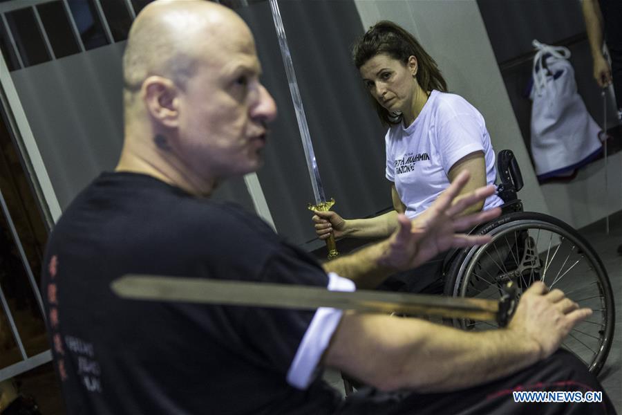 Profesor griego ense?a Wushu en silla de ruedas