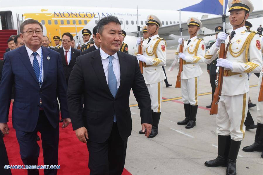 Presidente de Mongolia llega a Qingdao