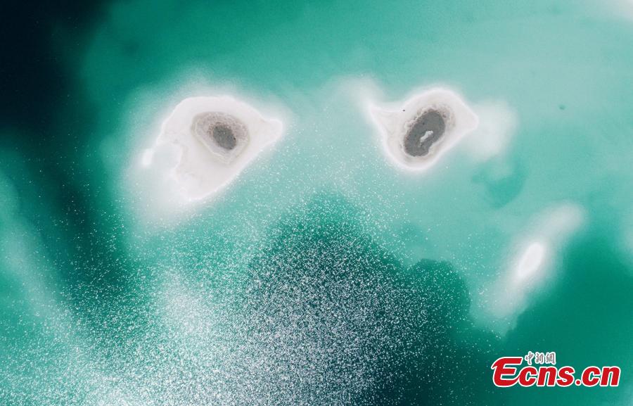 Lago Esmeralda: joya bajo el cielo azul que nace de la monta?a nevada