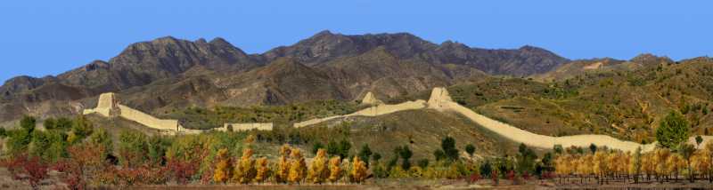 La gran muralla de Datong todavía se mantiene incólume, a pesar de los muchos a?os de viento y lluvia.[Foto: Li Yi y Han Jianjun]