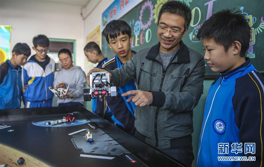 Una escuela primaria de Hebei abre un curso de robots