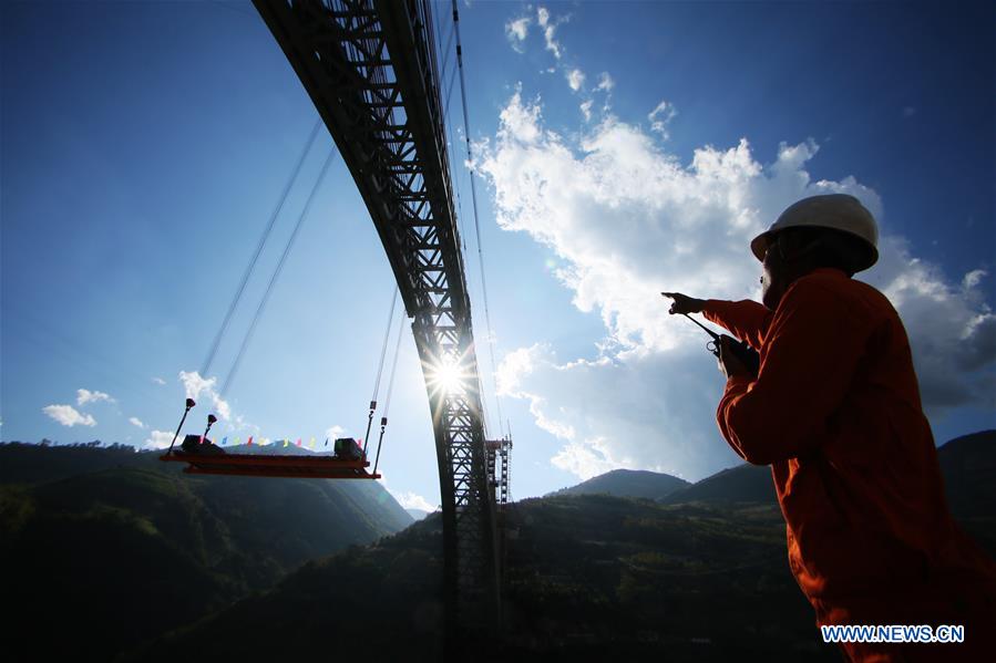 Los constructores chinos han construido el arco más largo del mundo en un puente ferroviario: 490 metros. Este puente es un proyecto clave del ferrocarril Dali-Ruili de 220 kilómetros de largo, sección clave del corredor ferroviario internacional China-Myanmar que une a Kunming, la capital provincial de Yunnan, con Yangon, en Myanmar. 9 de diciembre del 2018. (Foto: Xinhua)