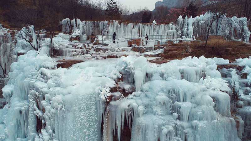 Las cascadas congeladas crean ignotos ensue?os en la monta?a Wuzhishan de Handa, provincia de Hebei, 15 de enero del 2019. [Foto: Yang Yanzhong/ Chinadaily.com.cn]